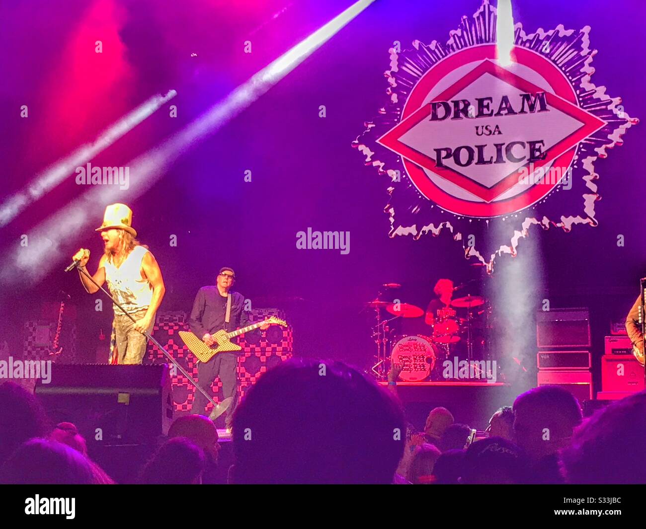 Cheap Trick Performing Live, Jacksonville, Florida, 20 giugno 2018 - Immagine stock catturata con smartphone