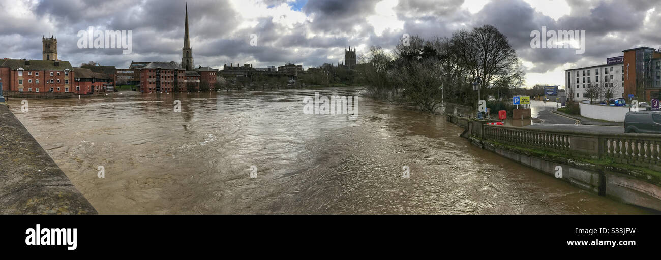 Panorama del fiume Severn, con inondazioni su entrambi i lati. Worcester, Regno Unito. Guardando verso la cattedrale dal ponte Worcester nel febbraio 2020. Foto Stock