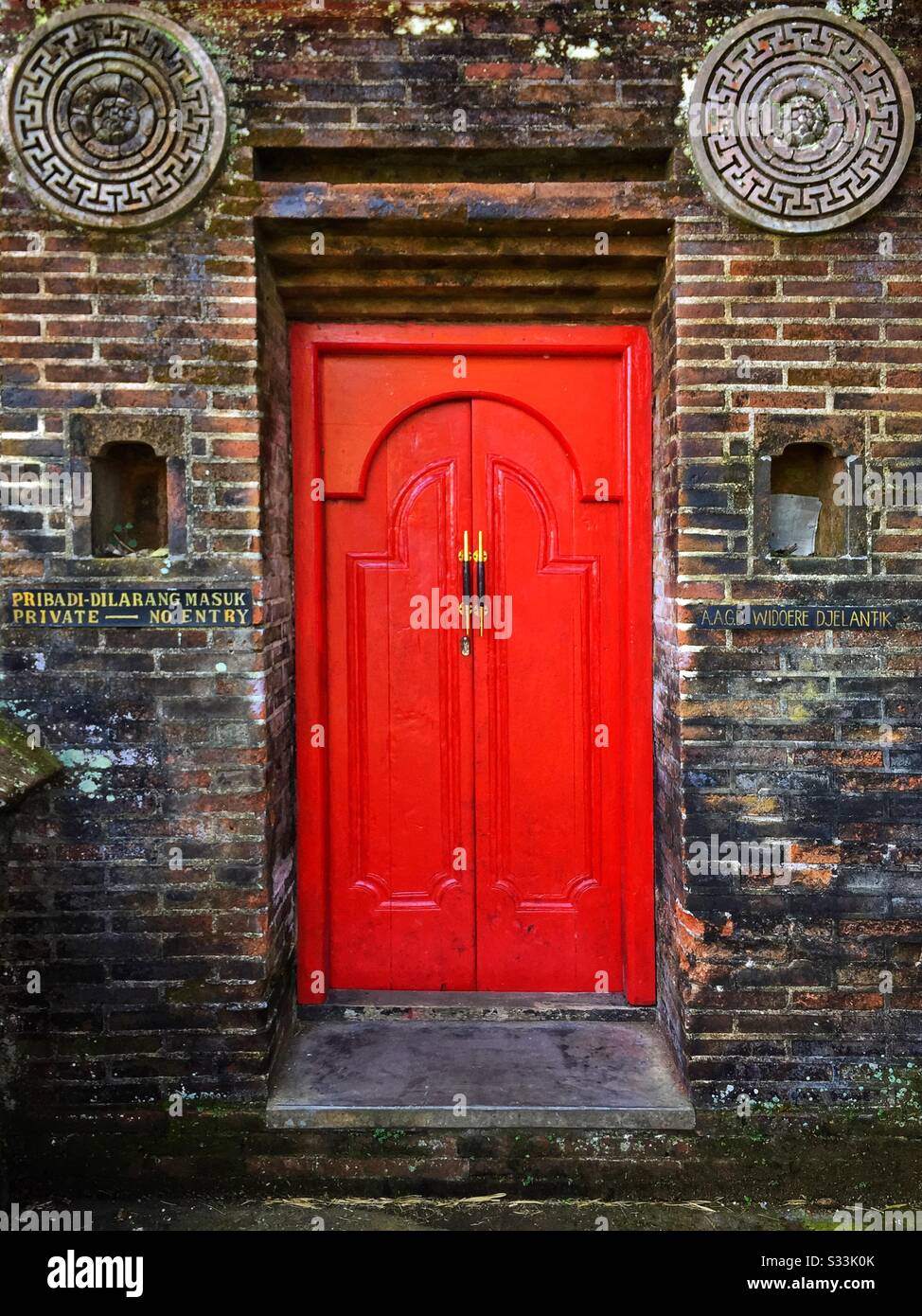 Una porta in stile cinese a Taman Tirtagangga, il Royal Water Garden, Karangasem, Bali Foto Stock