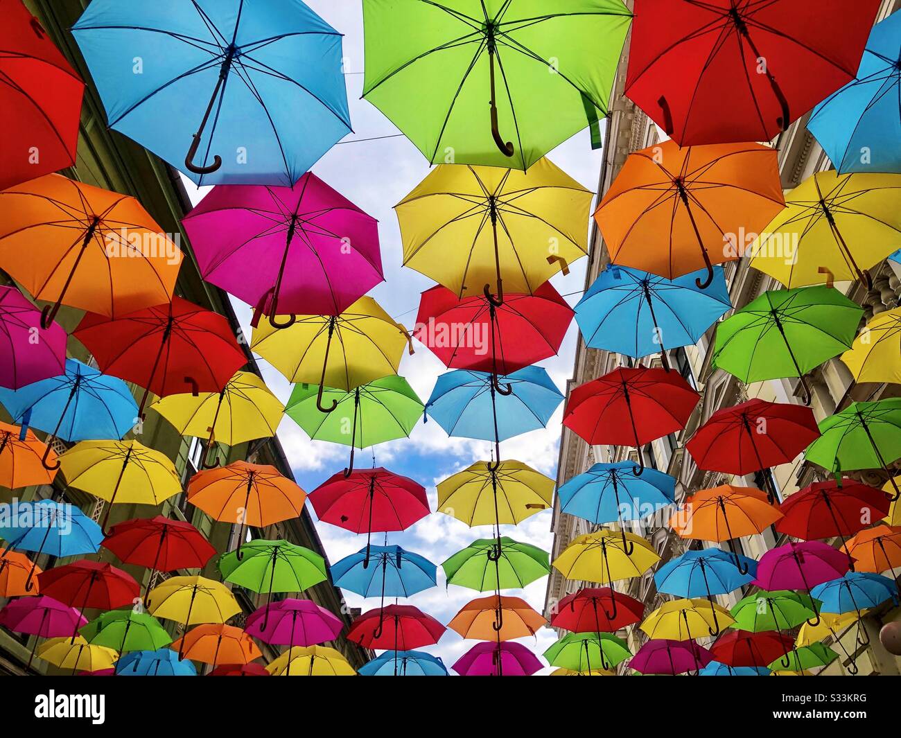 Ombrelloni colorati in città per decorazioni Foto Stock