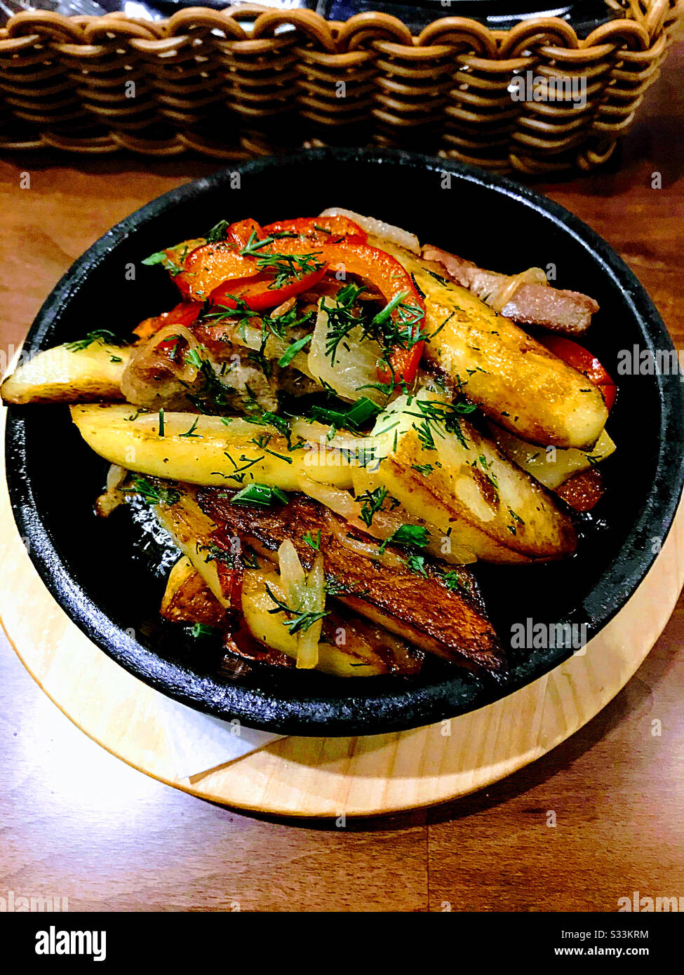 Cibo bello e gustoso sul tavolo Foto Stock