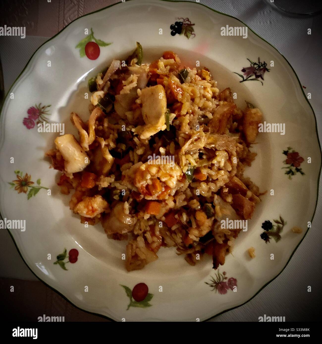Paella fatta in casa con frutti di mare su un piatto di porcellana Foto Stock