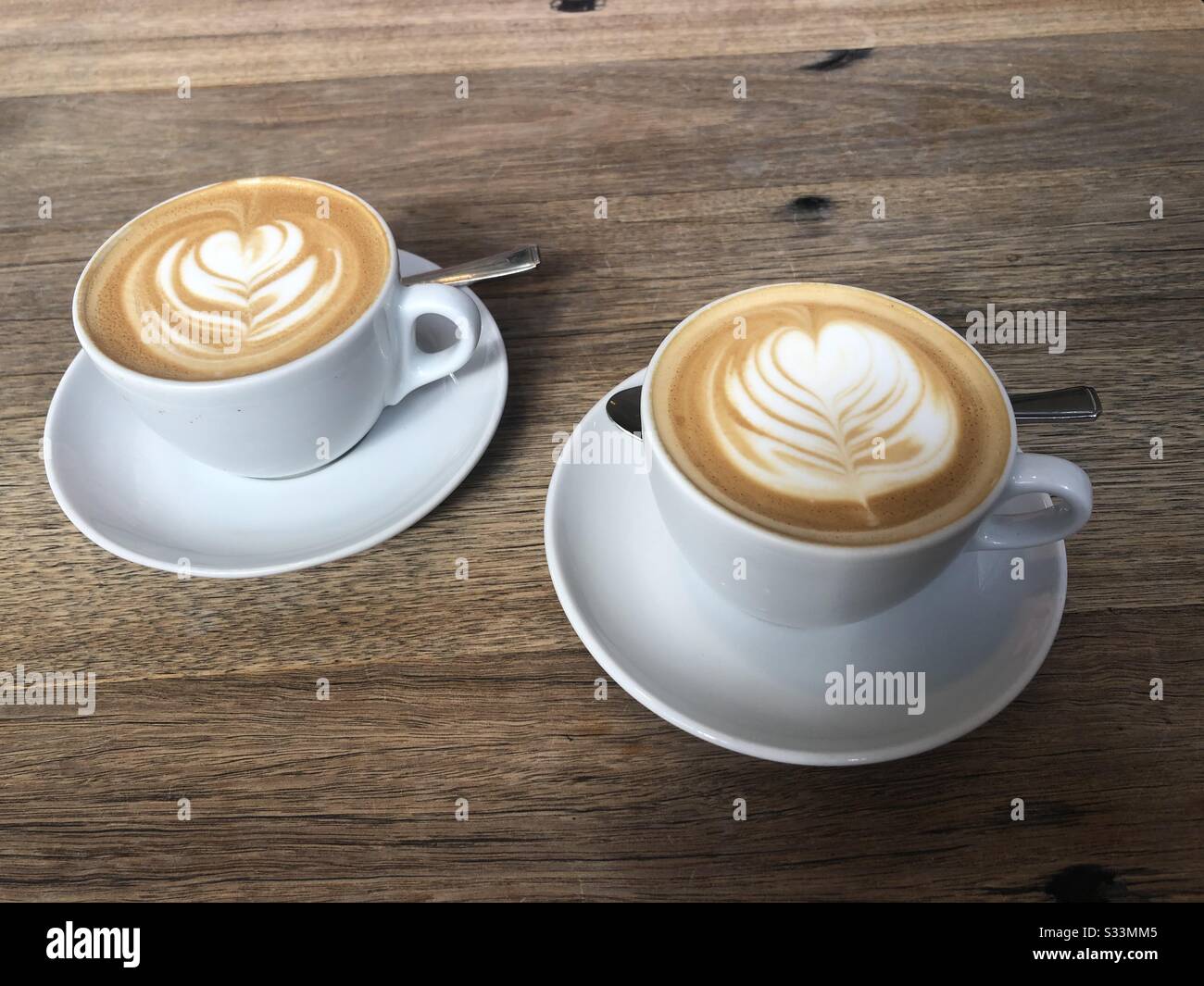 Due tazze di caffè bianco piatto Foto Stock
