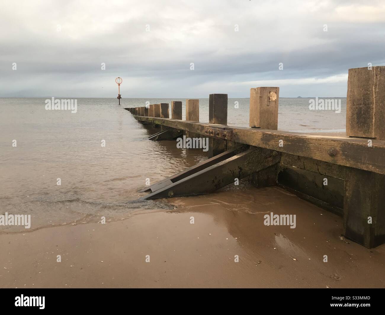 Mare su un cielo nuvoloso. Spiaggia di Portobello, Edinburg. Foto Stock