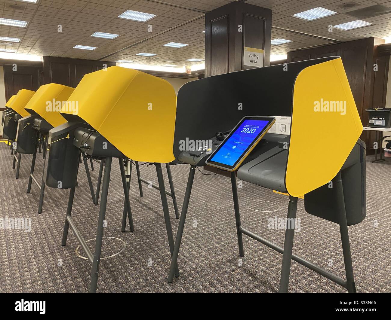 Los ANGELES, CA, MAR 2020: Centro di votazione con cabine di votazione elettroniche nuove e moderne con touch screen che generano copie cartacee, presso Kenneth Hahn Hall of Administration, centro amministrativo del centro città Foto Stock