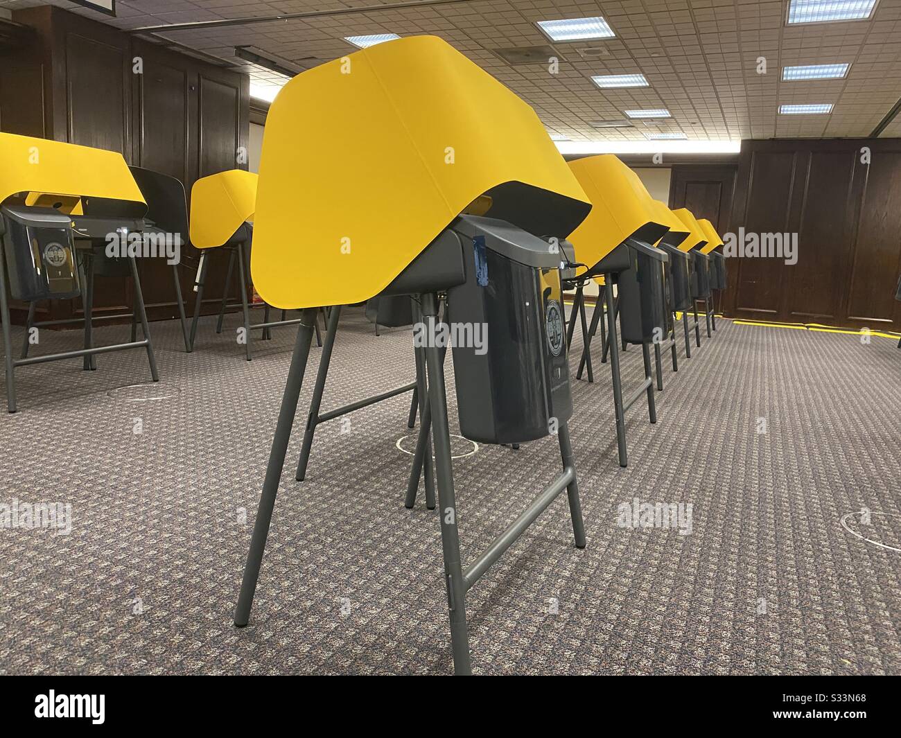 Los ANGELES, CA, MAR 2020: Centro di votazione, ampia vista di nuove cabine di votazione elettroniche moderne che generano copie cartacee, presso Kenneth Hahn Hall of Administration, centro amministrativo del centro città Foto Stock