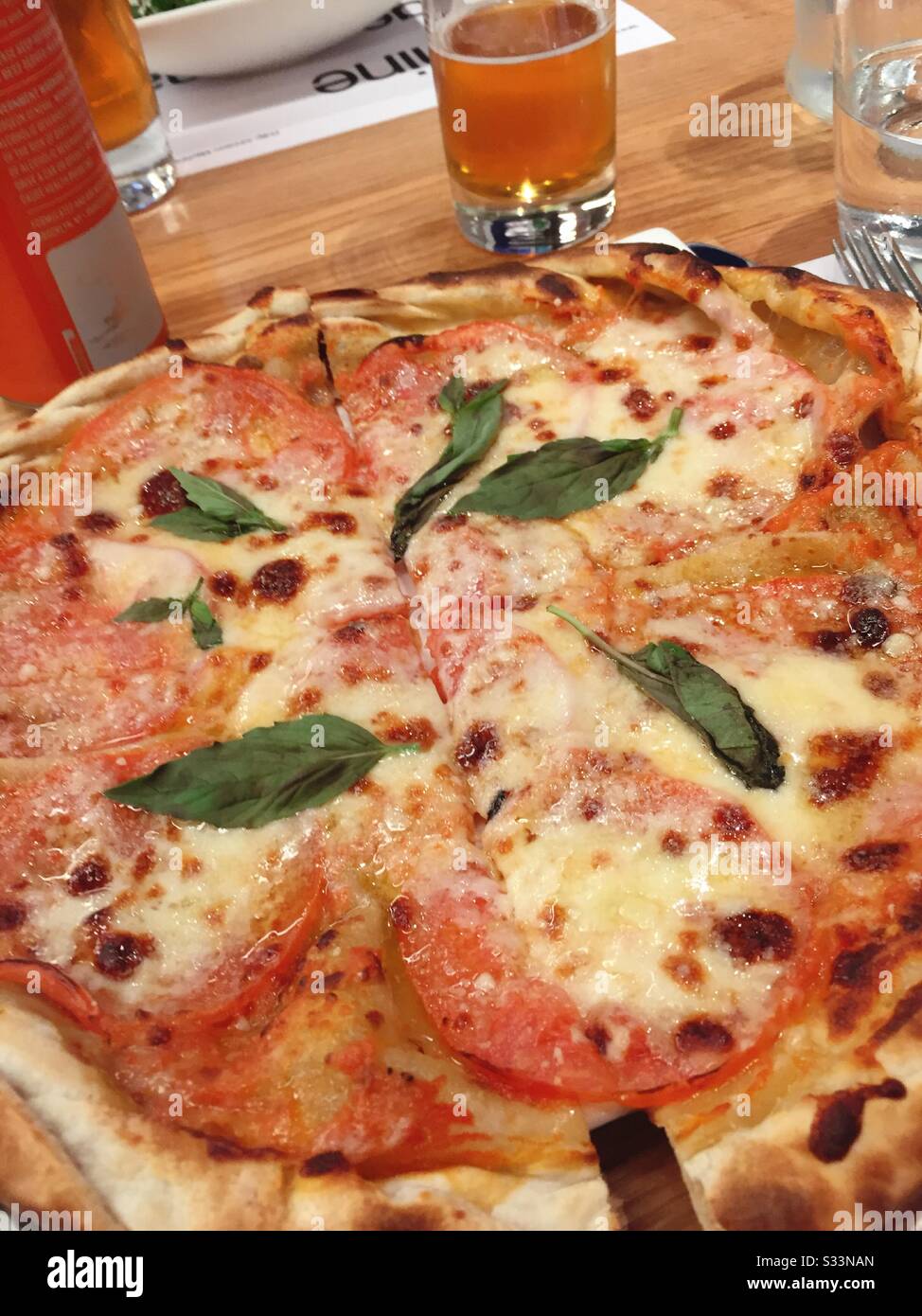 Antipasto di pizza di dimensioni personali con mozzarella, salsa di pomodoro e foglie di basilico fresco, USA Foto Stock