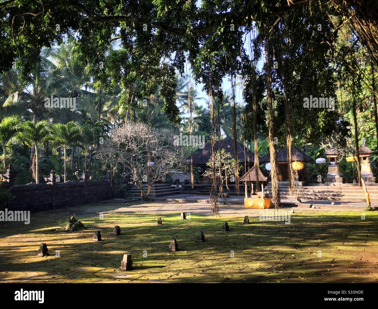 Pura Galuh Desa Sengkidu, un tempio indù vicino Candidasa, Bali, Indonesia - Immagine stock catturata con smartphone