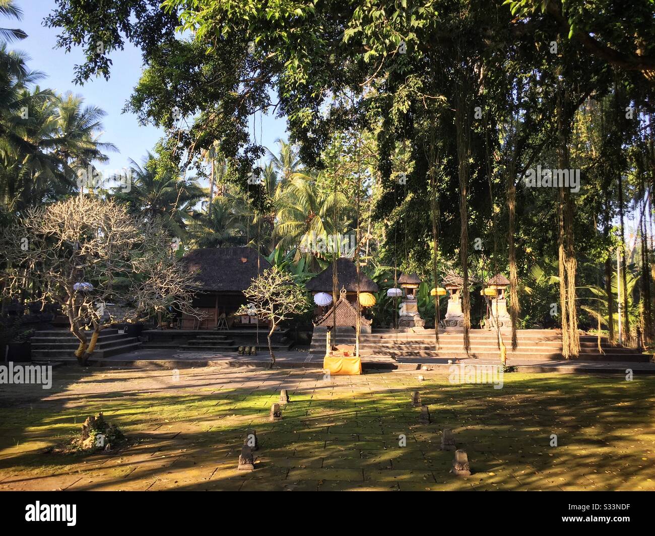 Pura Galuh Desa Sengkidu, un tempio indù vicino Candidasa, Bali, Indonesia - Immagine stock catturata con smartphone