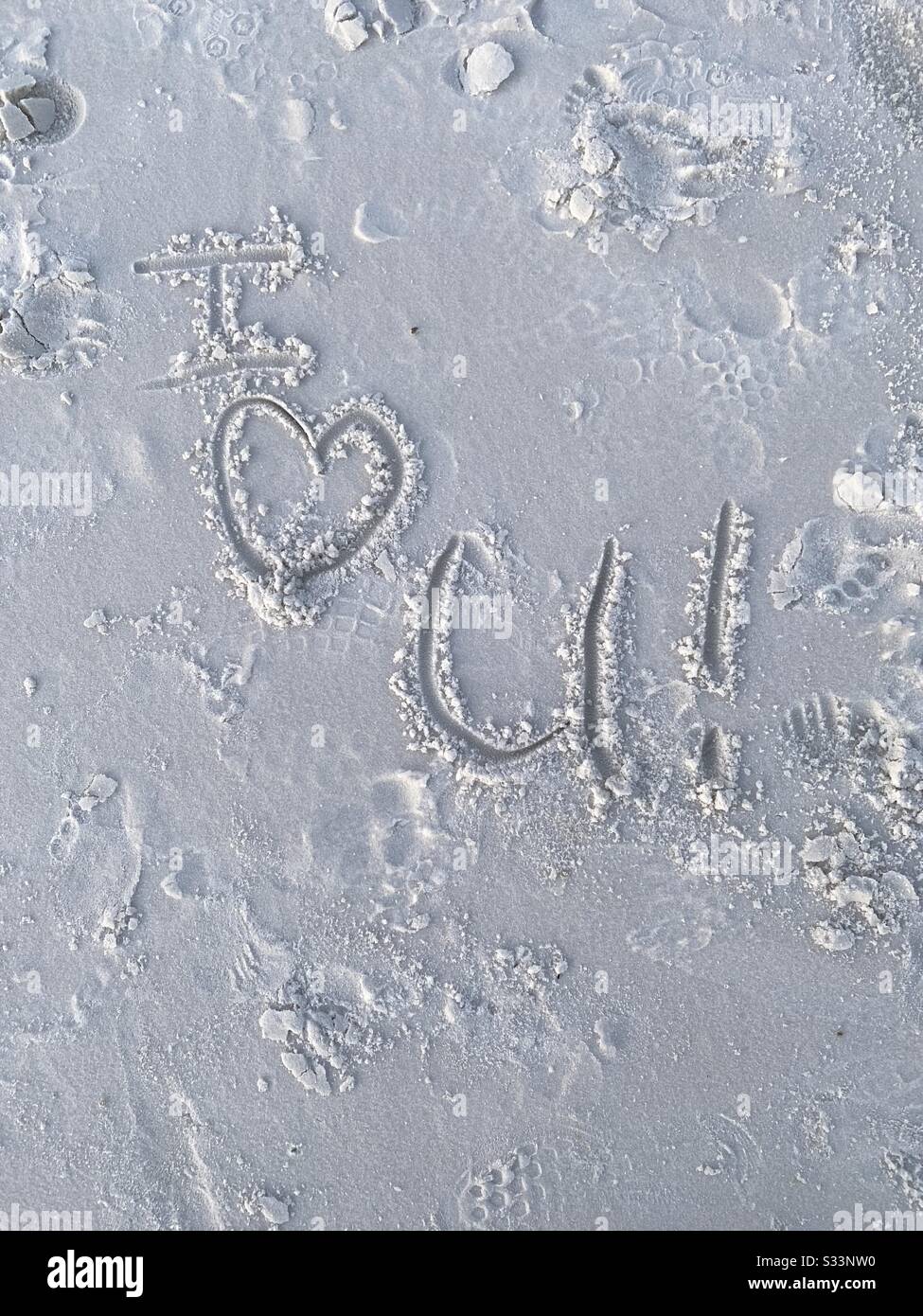 Ti amo messaggio scritto nella sabbia sulla spiaggia - Immagine stock catturata con smartphone