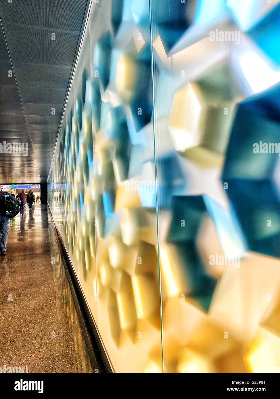 Parete artistica con illuminazione colorata presso un Terminal 3 di nuova costruzione all'Aeroporto Sky Harbor di Phoenix Foto Stock