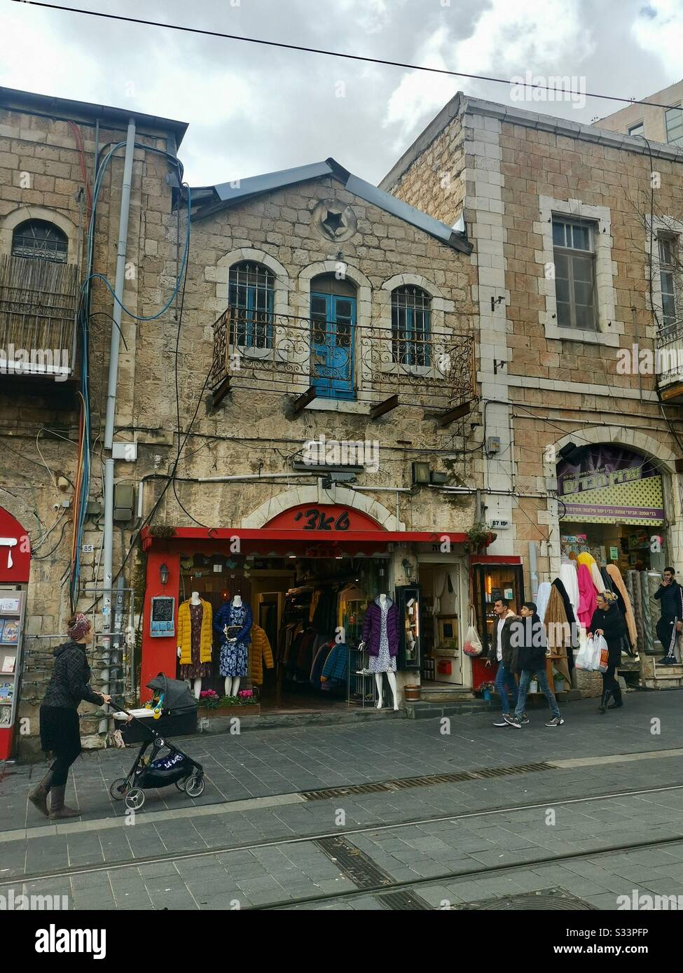 Bei vecchi edifici lungo la via Jaffa a Gerusalemme. Foto Stock