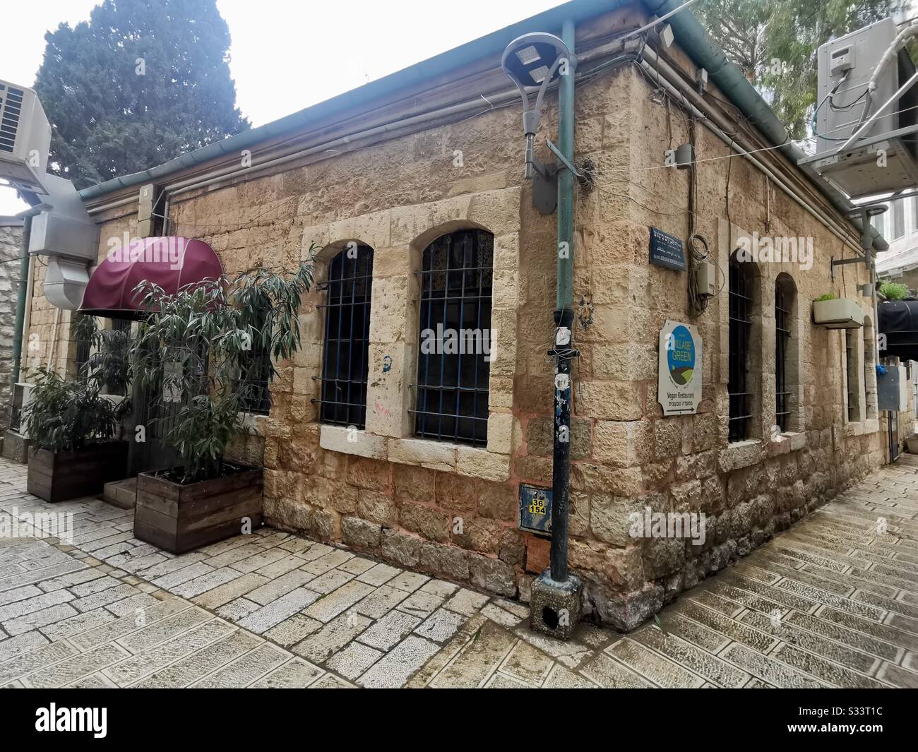 Un bel vecchio edificio nel quartiere di Nahalat Shiv'a a Gerusalemme. Foto Stock