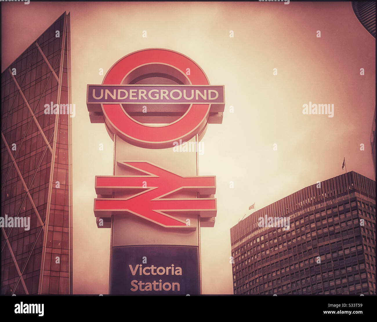 Segnaletica fuori dalla stazione Victoria di Londra, Inghilterra. I logo iconici della metropolitana e della British Rail di Londra indicano un importante punto di riferimento per i trasporti. Foto - © COLIN HOSKINS. Foto Stock