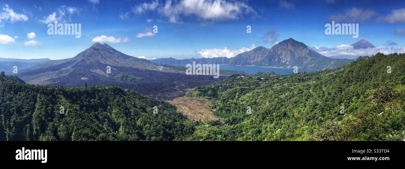 Monte Batur, che mostra un recente flusso di lava, Lago Batur, Monte Abang e Monte Agung, Bali, Indonesia Foto Stock