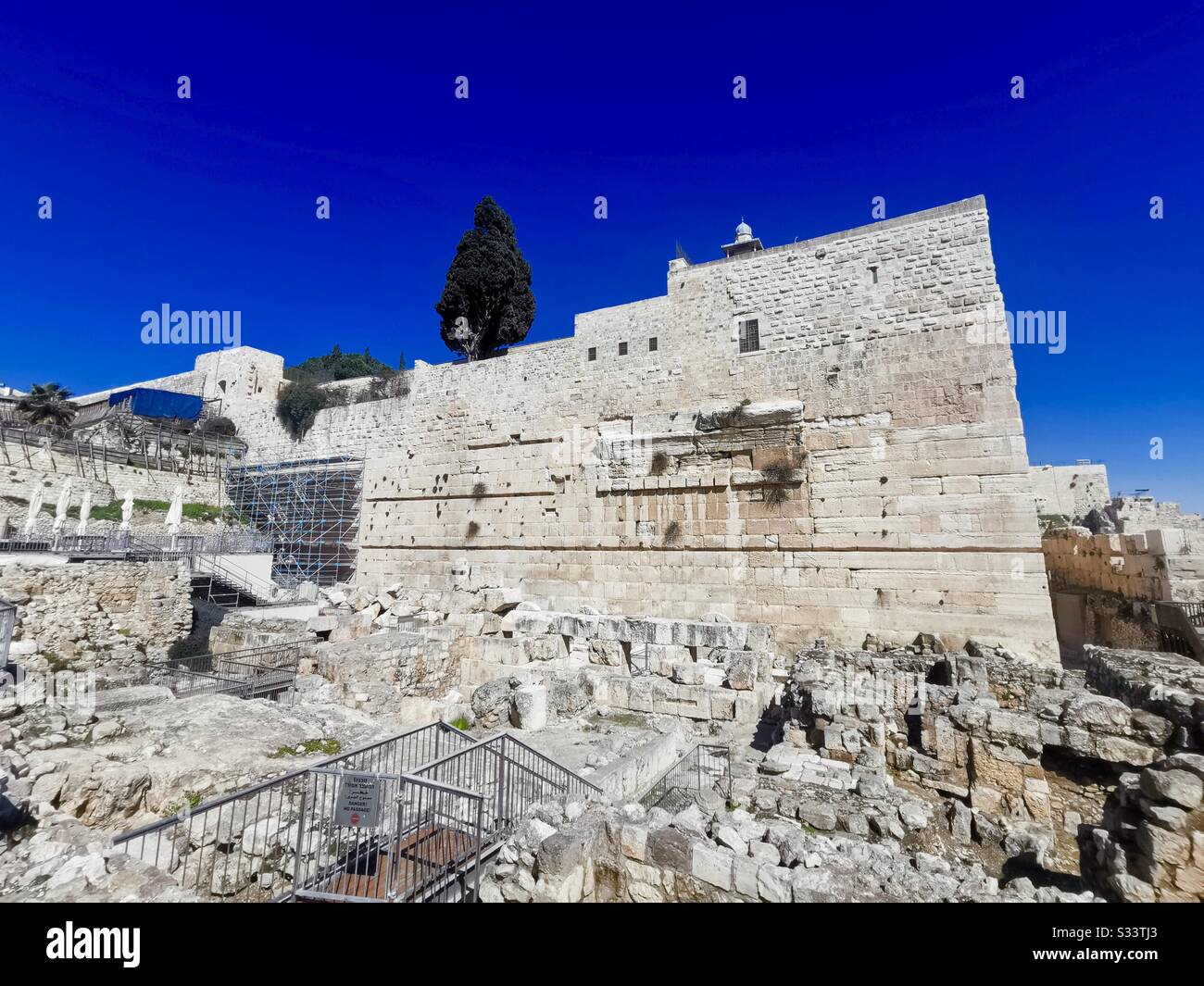 Resti di Robinson's Arch sopra la strada Herodian. - Immagine stock catturata con smartphone