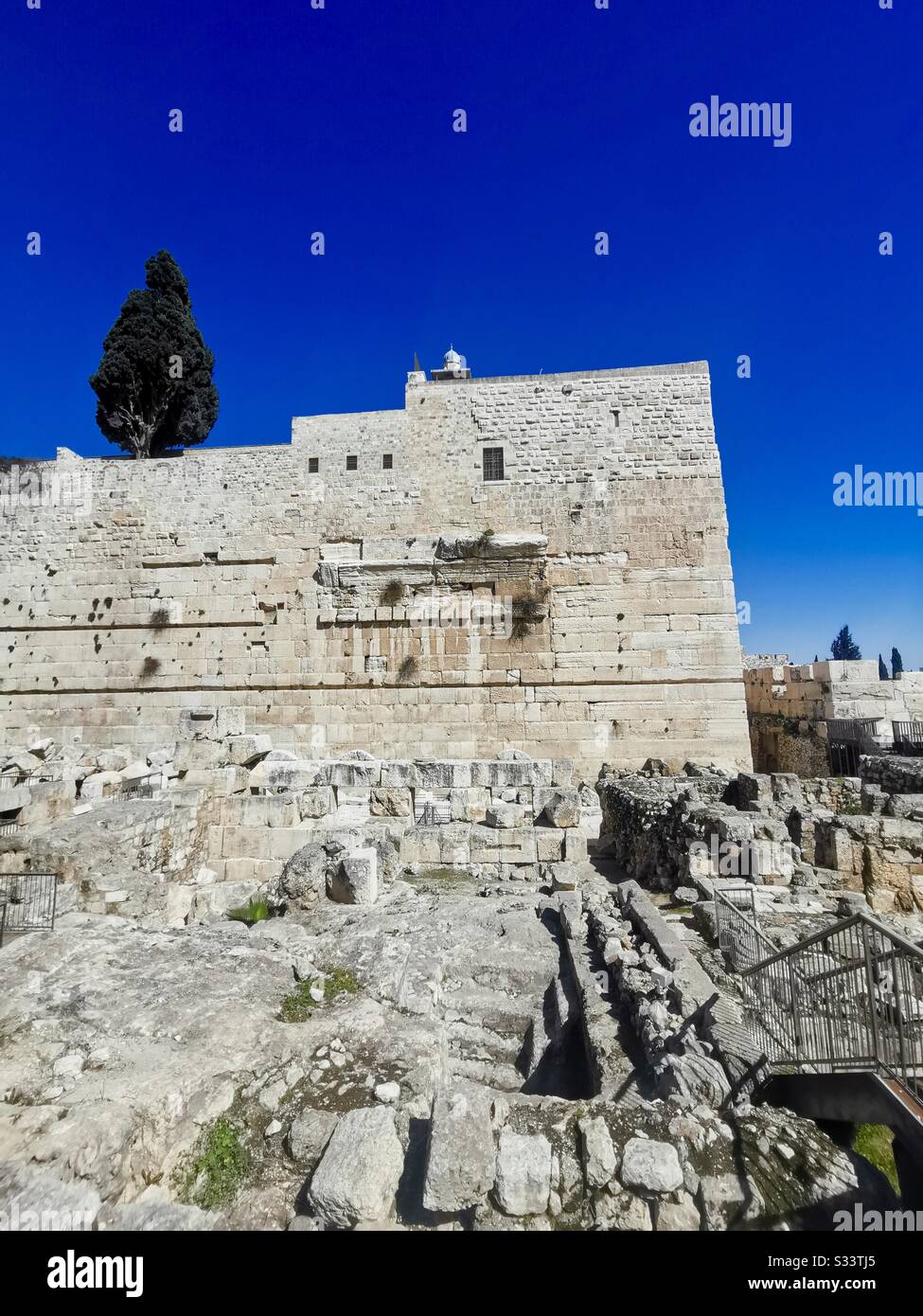 Resti di Robinson's Arch sopra la strada Herodian. - Immagine stock catturata con smartphone