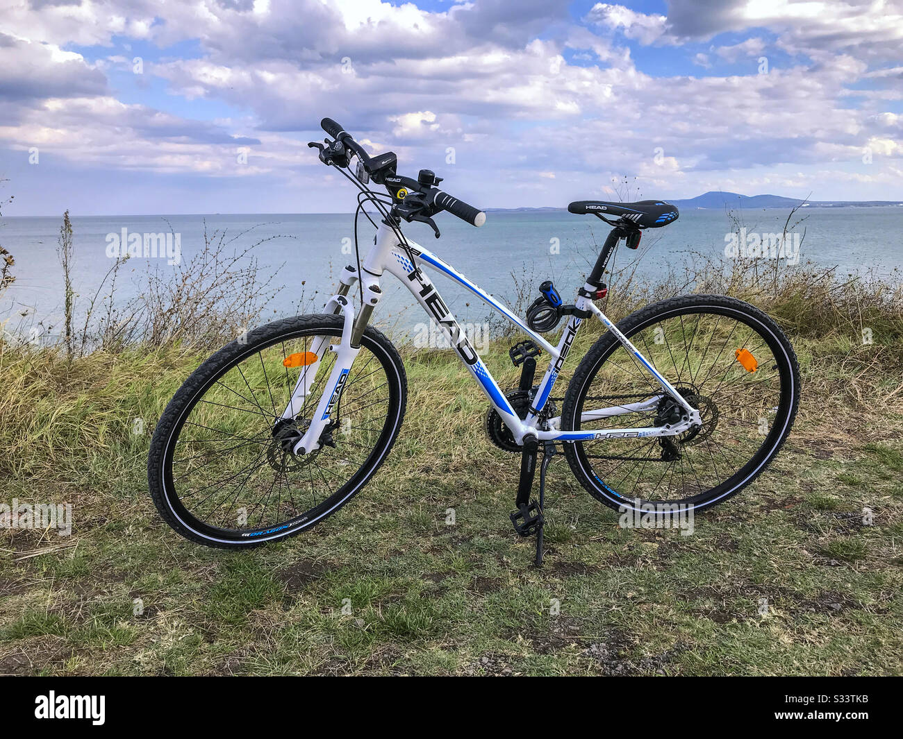 Bicicletta blu e bianca della SOCIETÀ DI TESTA parcheggiata vicino al Mar Nero, Burgas, Bulgaria. Foto Stock