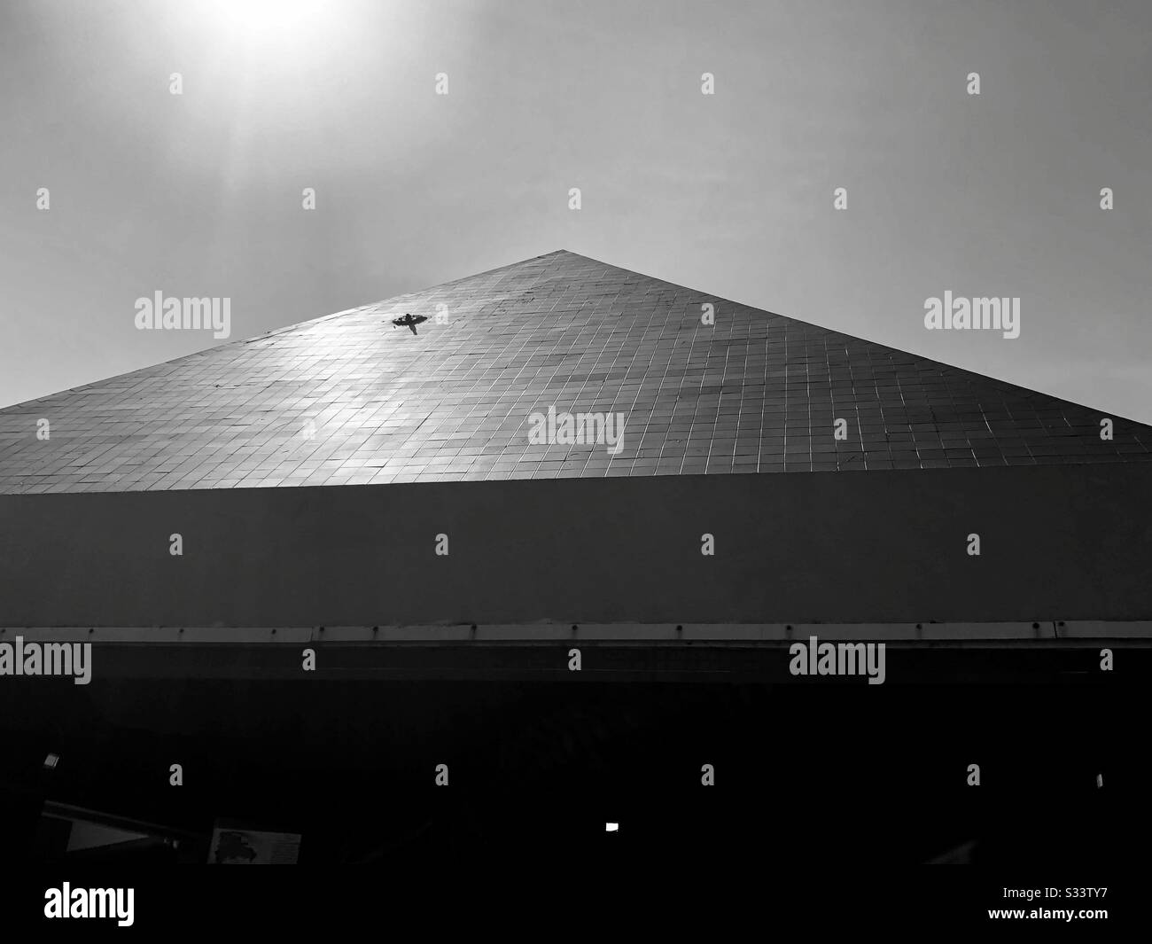 Tetto a forma di piramide in bianco e nero Foto Stock