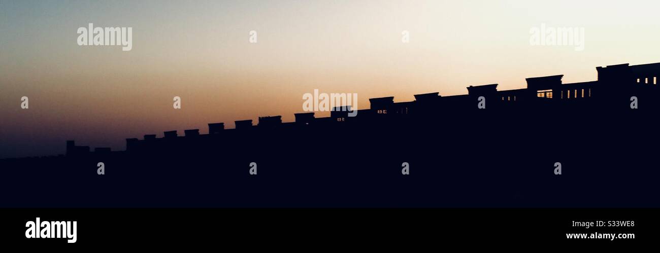 Ultima luce (notte) alle tombe - Immagine stock catturata con smartphone