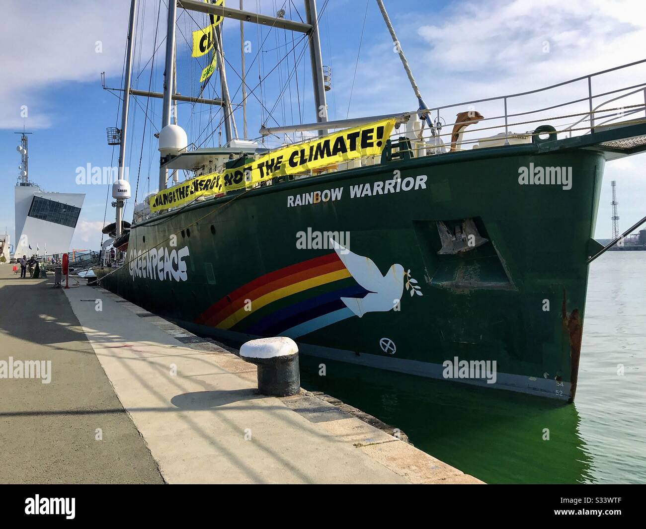 Nave a vela Greenpeace Rainbow Warrior al porto di Burgas, Bulgaria - Immagine stock catturata con smartphone