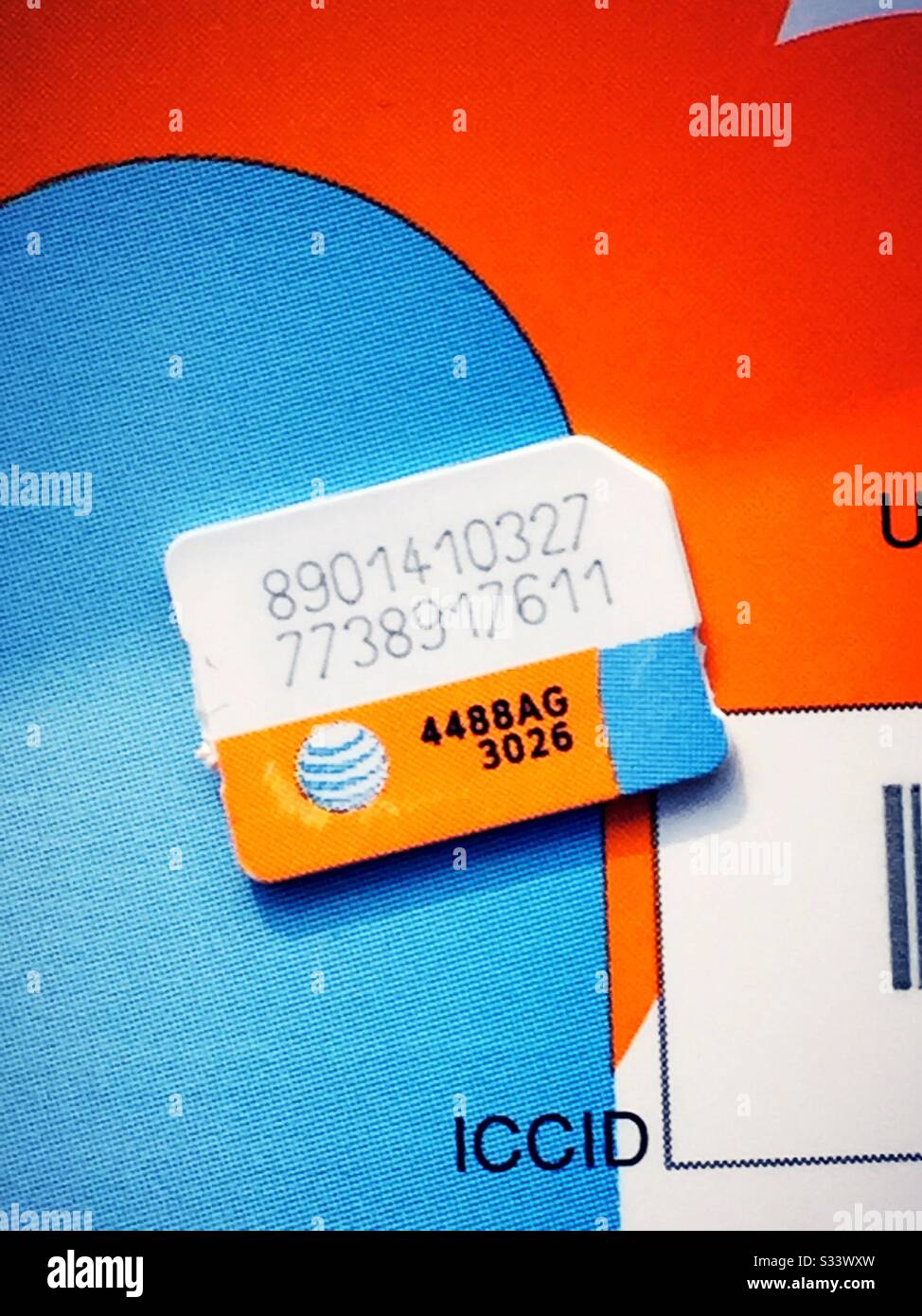 La scheda SIM di AT&T è dotata di un numero di telefono univoco per il suo cellulare, USA - Immagine stock catturata con smartphone