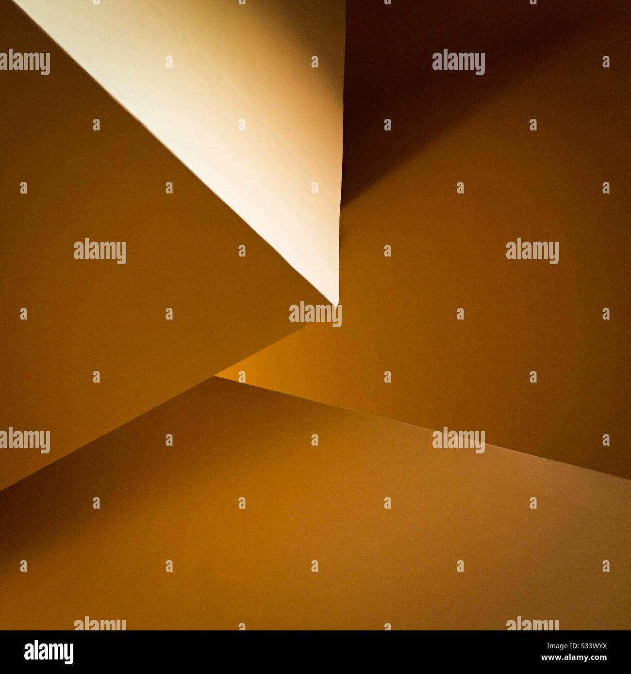 Geometria gialla - Immagine stock catturata con smartphone