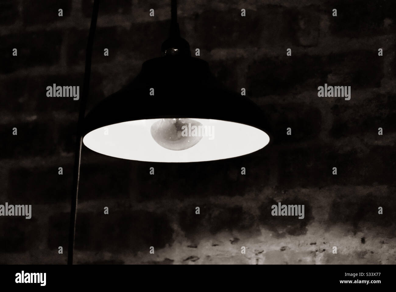 Lampada a sospensione in camera oscura BNW Foto Stock