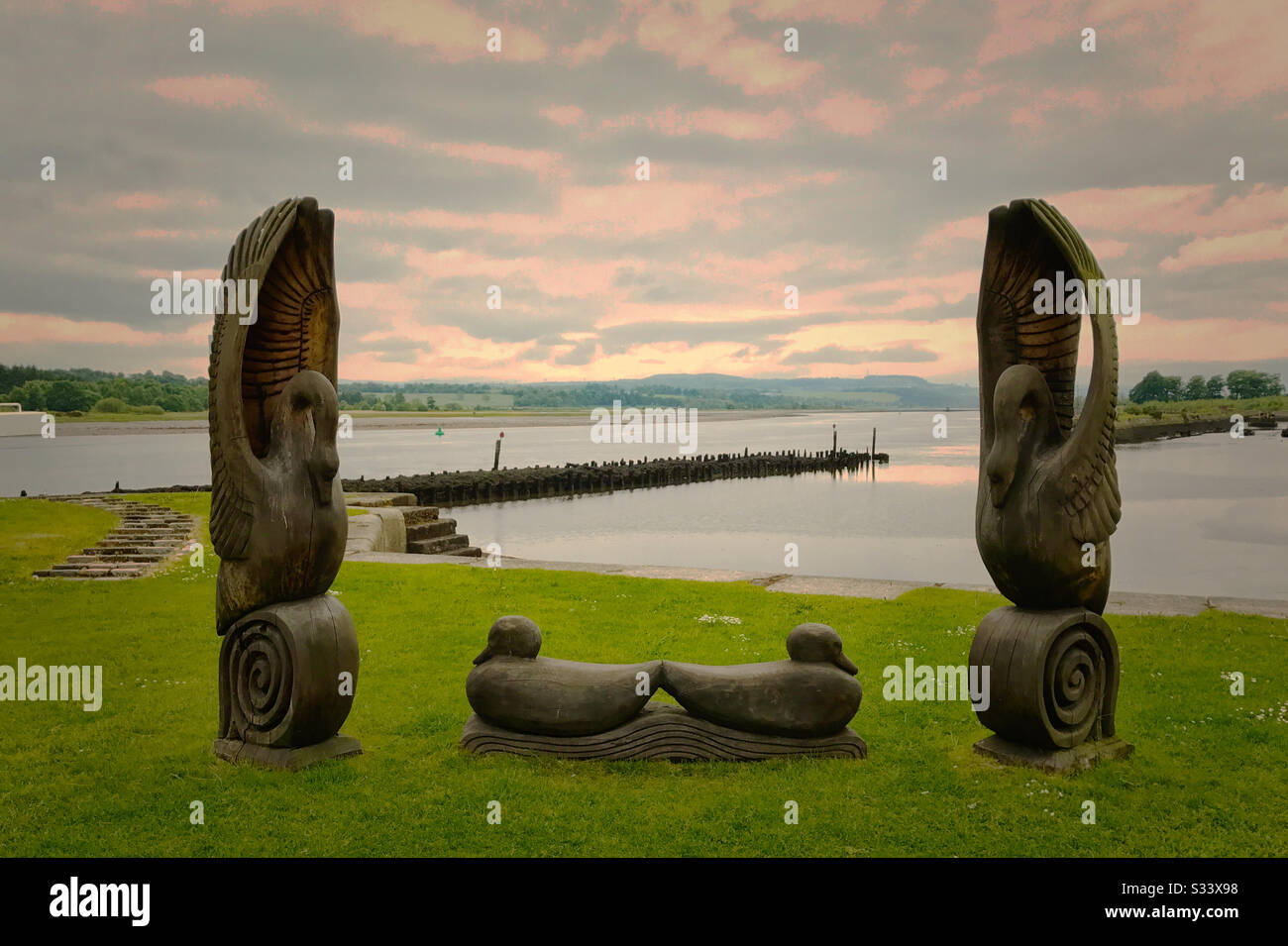 Scultura In Legno Di Swan Al Porto Di Bowling, Scozia. Foto Stock