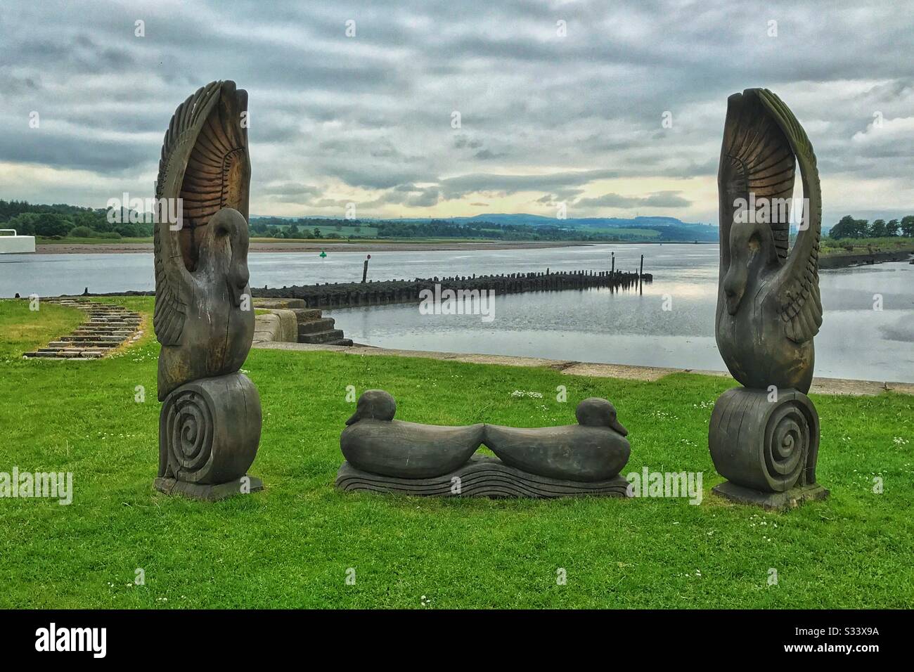 Scultura In Legno Di Swan Al Porto Di Bowling, Scozia. Foto Stock