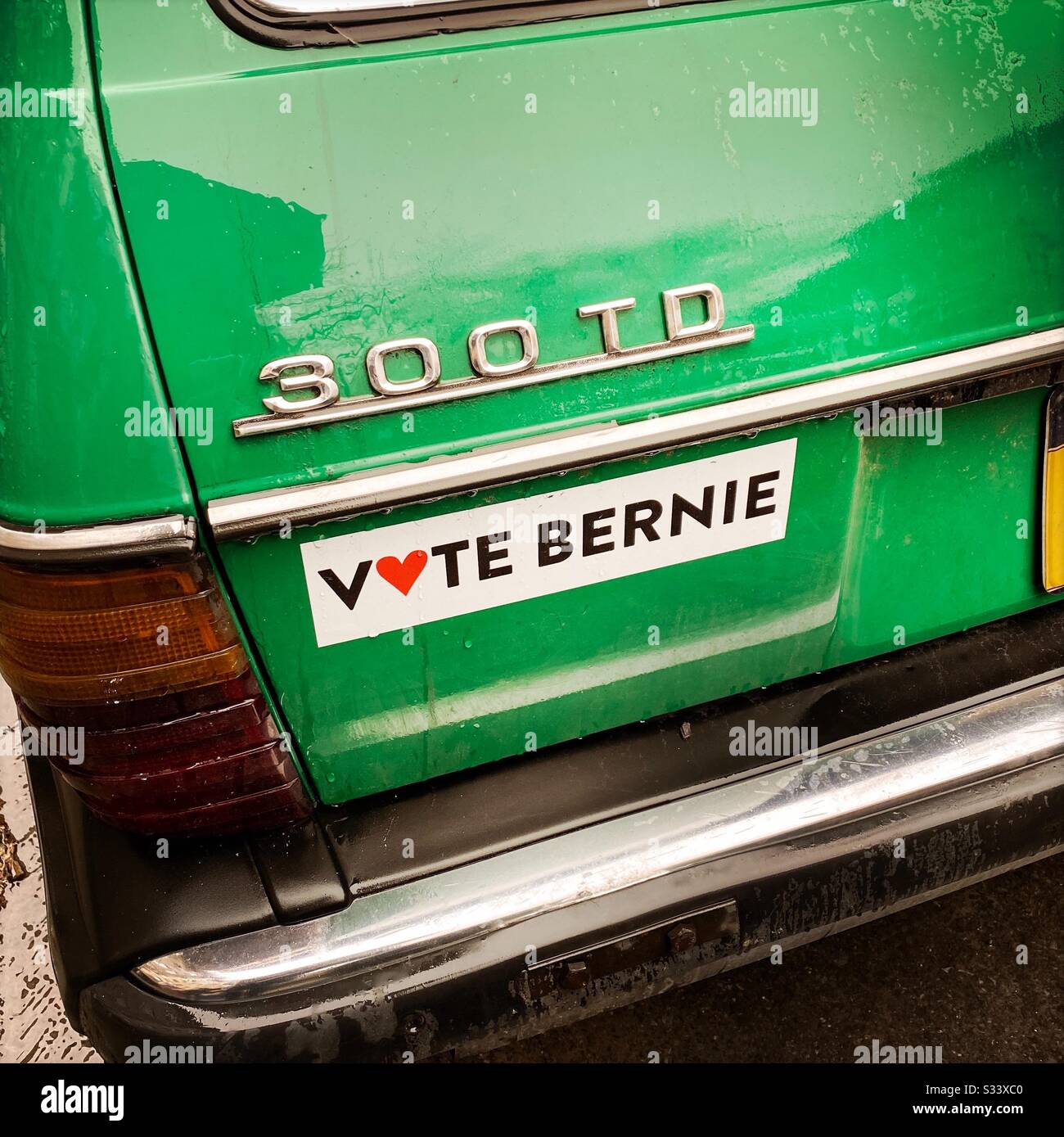 Auto d'epoca verde con Votazione Bernie paraurti adesivo Foto Stock