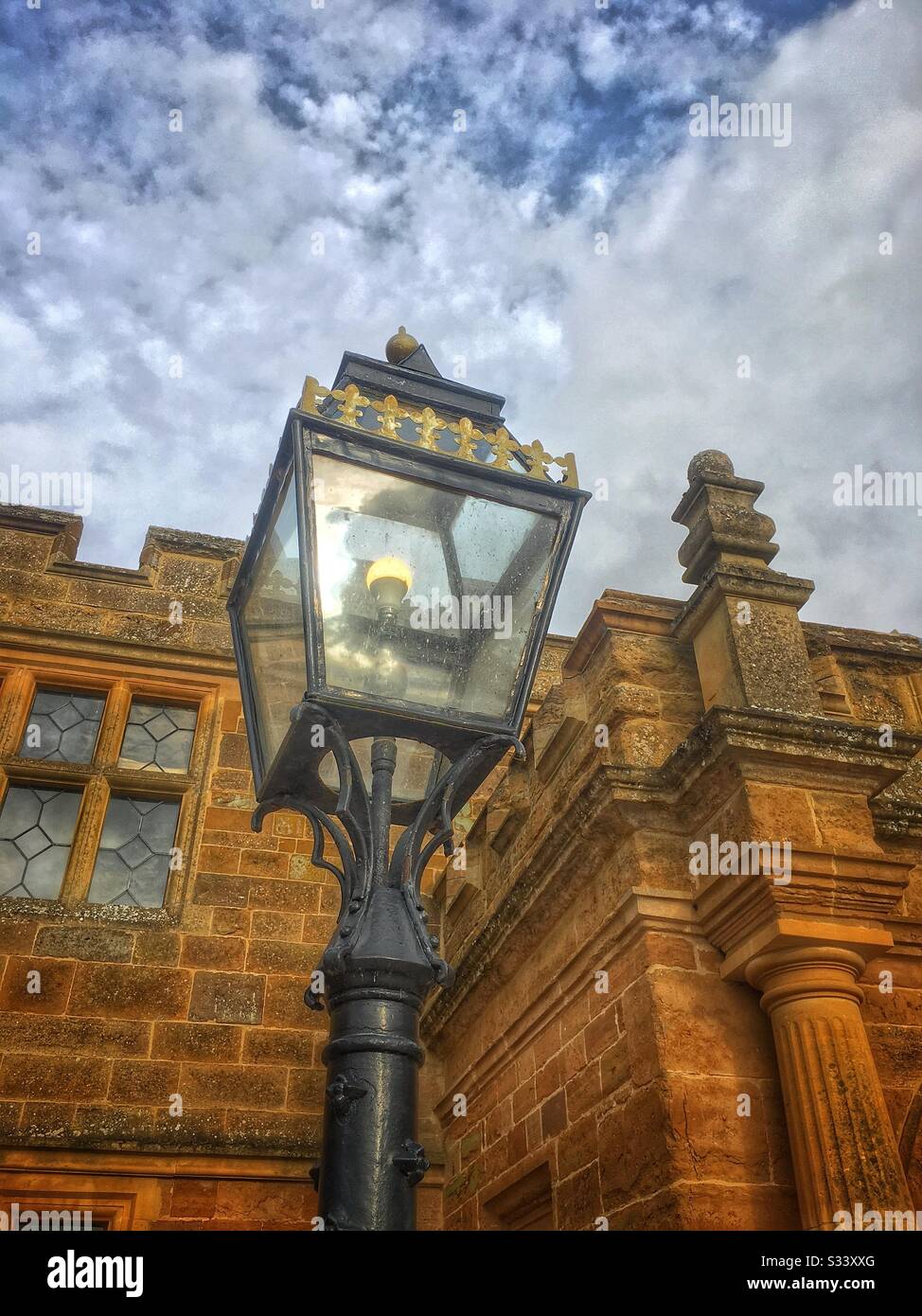 Lampada ornata e pietra scolpita, Abbazia di Delapre, Northampton, Regno Unito Foto Stock