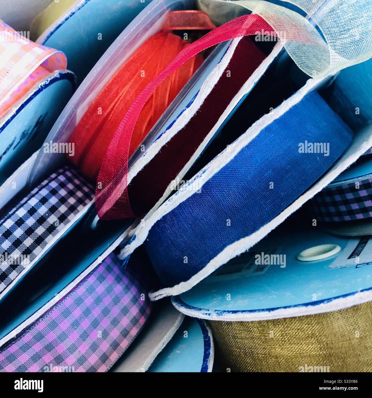 Nastri colorati in vendita al mercato stradale di Bologna Italia Foto Stock
