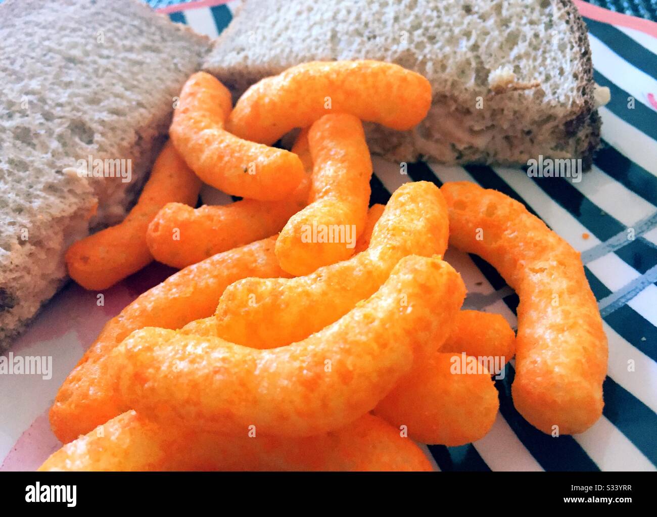 Chiudete un panino di tonno sul pane integrale con riccioli di formaggio, USA Foto Stock