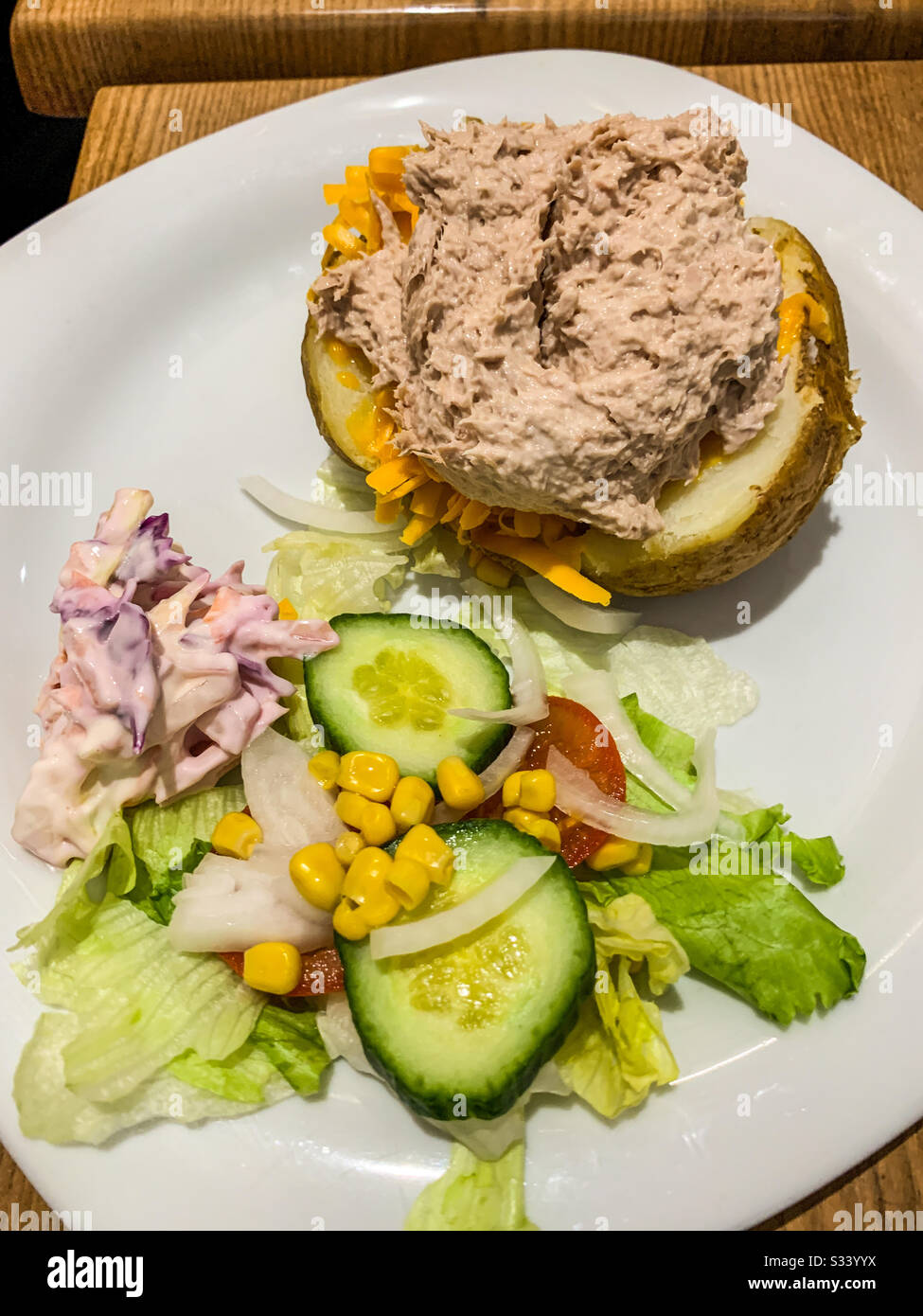 Patate al forno e tonno con insalata Foto Stock