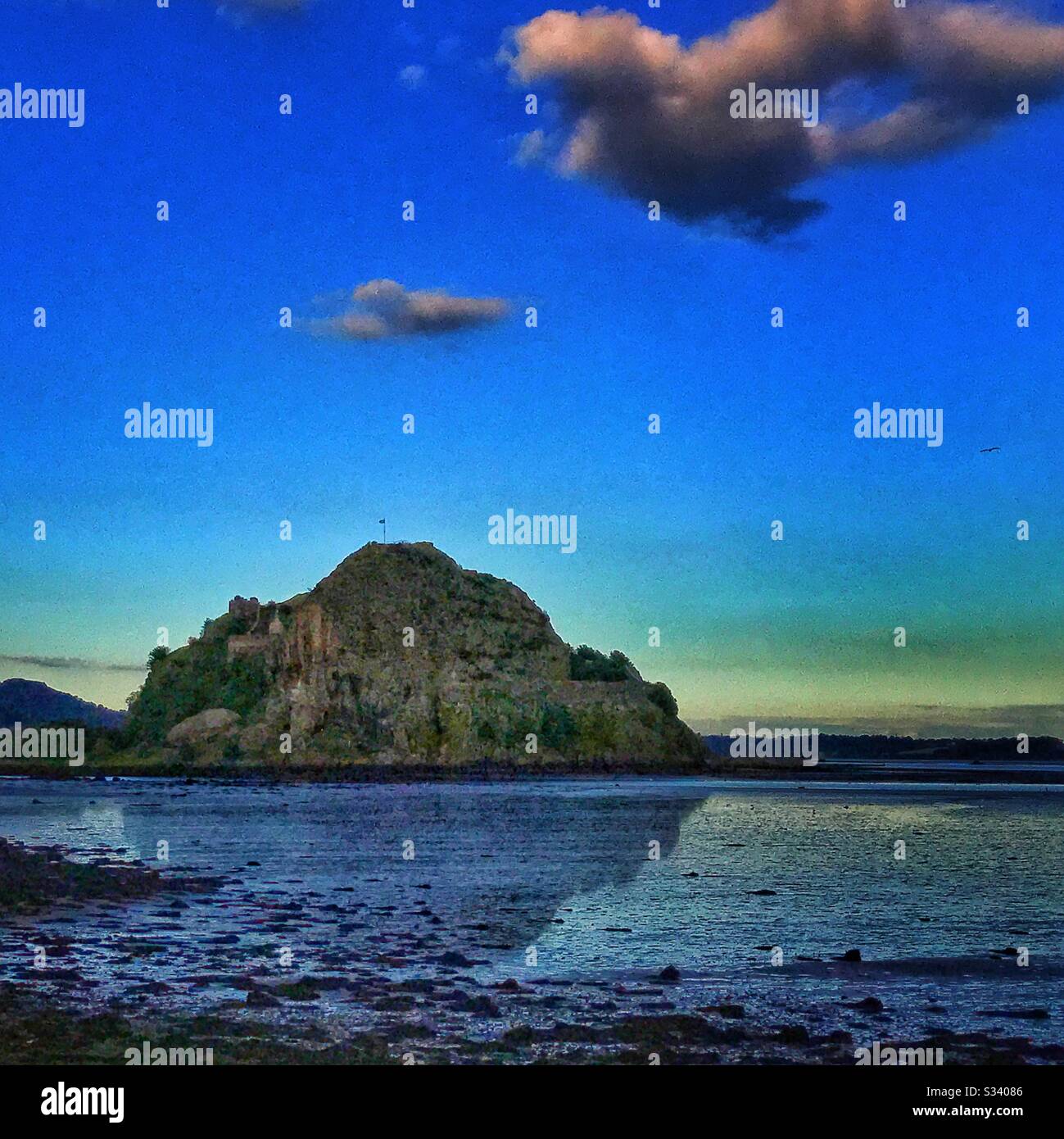 Castello di Dumbarton sulla roccia di Dumbarton sul fiume Clyde in Scozia. Foto Stock
