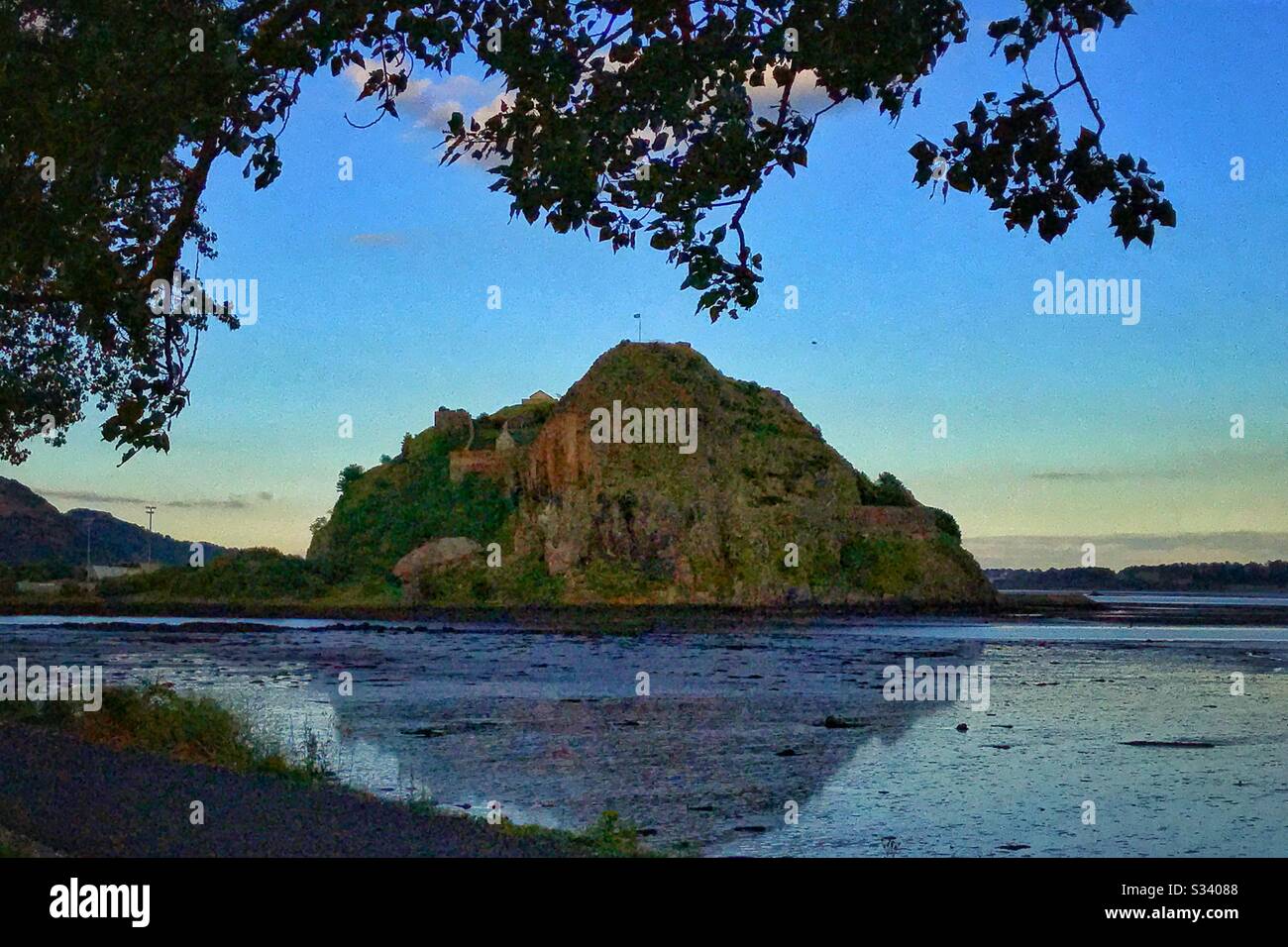 Castello di Dumbarton sulla roccia di Dumbarton sul fiume Clyde in Scozia. Foto Stock