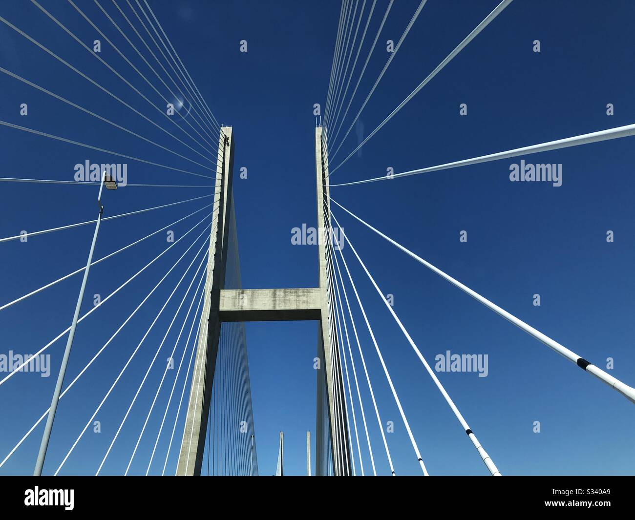 Il ponte sospeso Sidney Lanier a Brunswick, Georgia, che attraversa il fiume Brunswick, ha una lunghezza di oltre 7.500 metri. Foto Stock