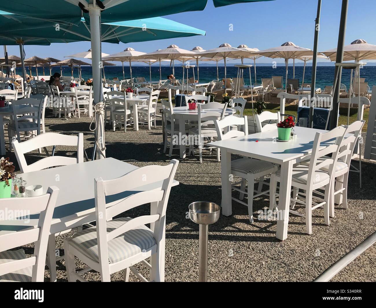 Ristoranti e bar lungo la spiaggia di Nikiti, la penisola di Sithonia, Chalkidiki, Macedonia Centrale, Grecia. - Immagine stock catturata con smartphone