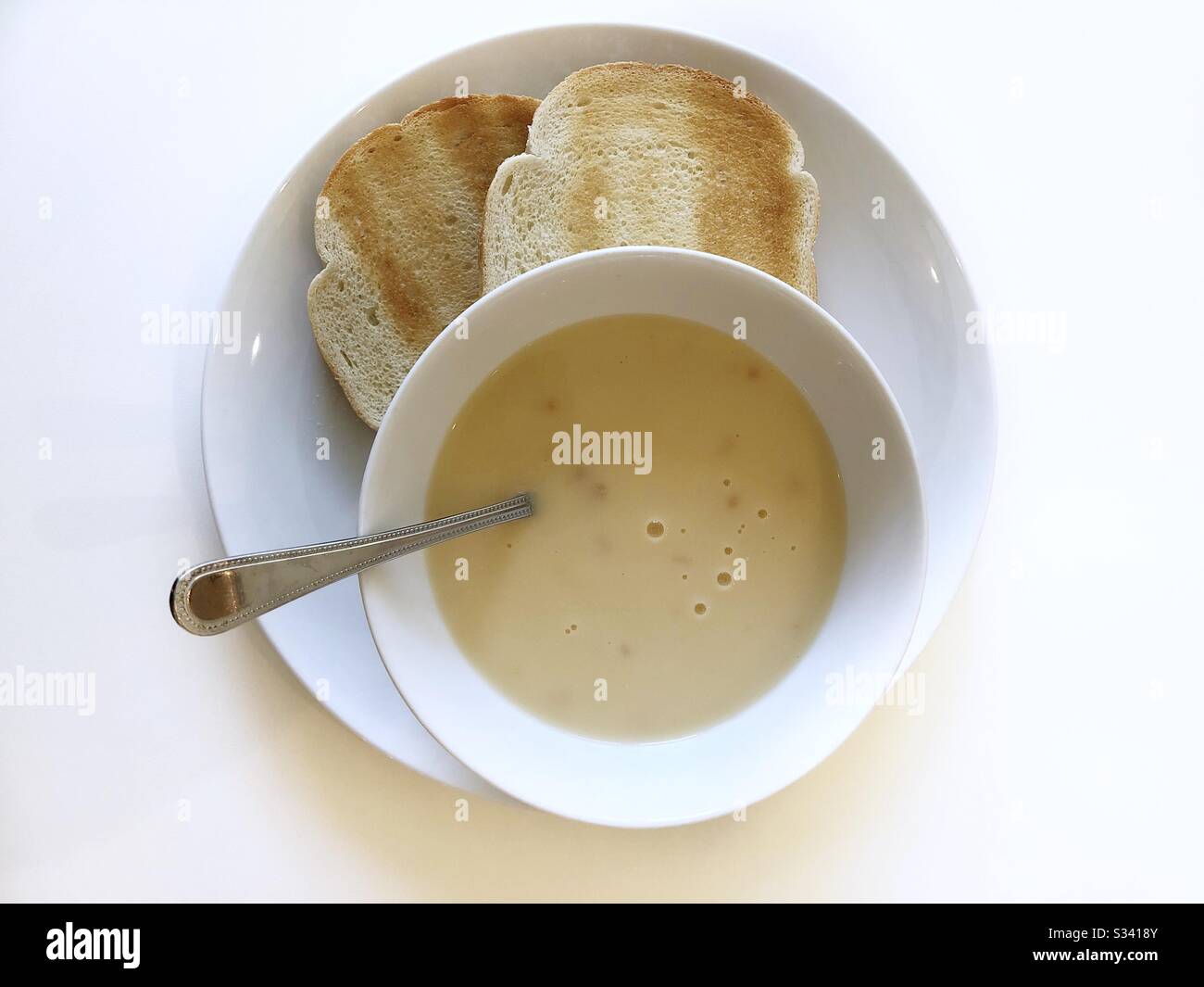 Zuppa di pollo con pane tostato - Immagine stock catturata con smartphone