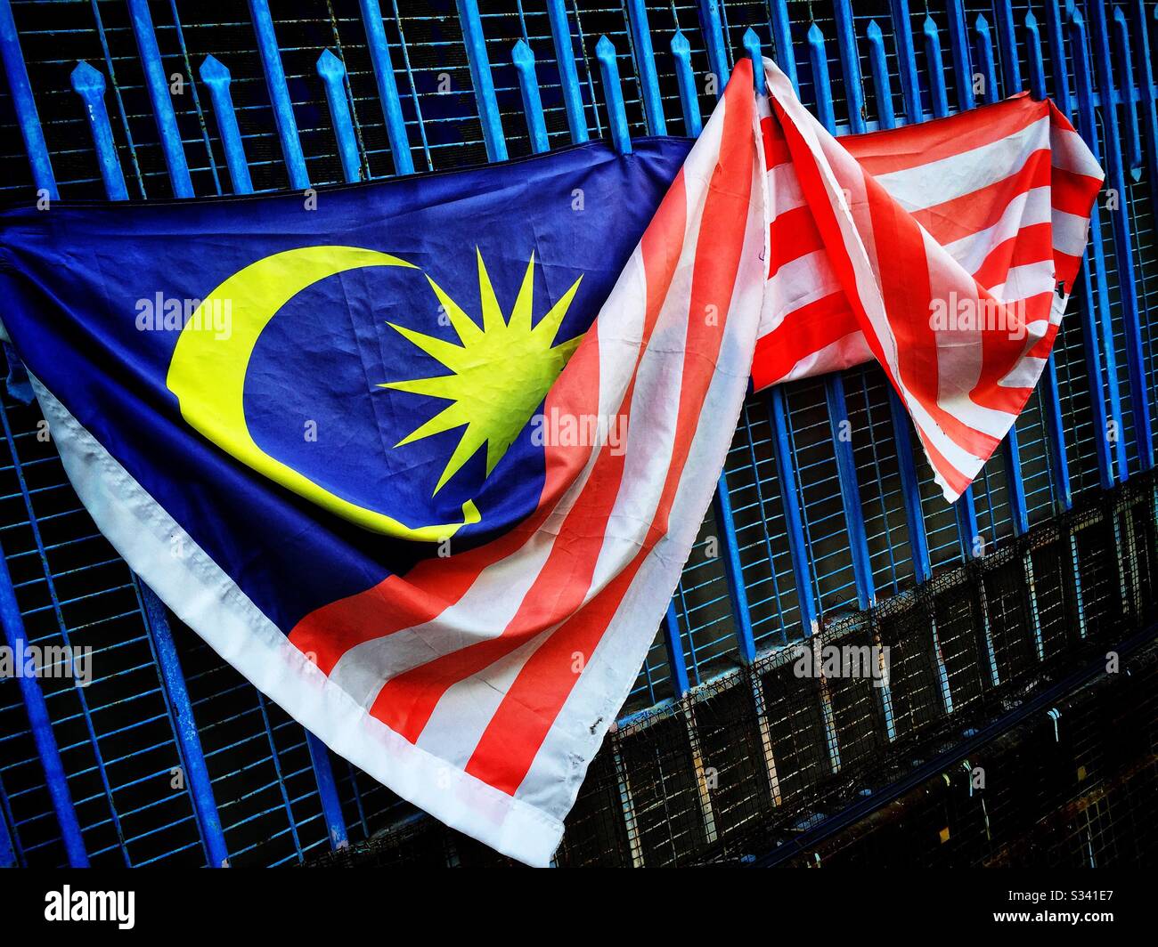 Il malese bandiera nazionale al di fuori di una casa nella città vecchia di George Town, Penang, Malaysia - Immagine stock catturata con smartphone