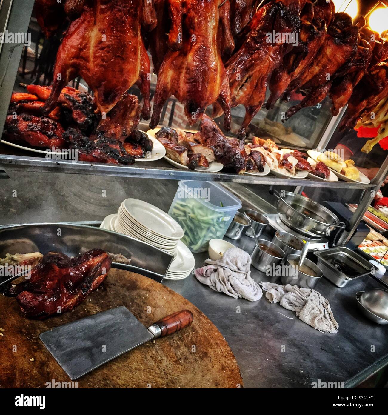 Una stalla alimentare vende pollo arrosto in stile siu mei e oca, Kuala Lumpur, Malesia Foto Stock