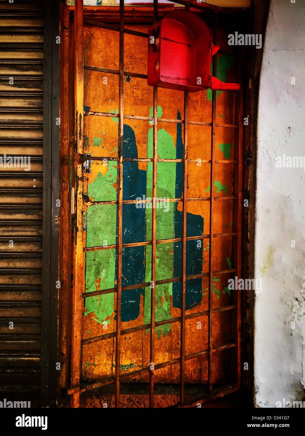 Porta dipinta e cancello di sicurezza, Kuala Lumpur, Malesia Foto Stock