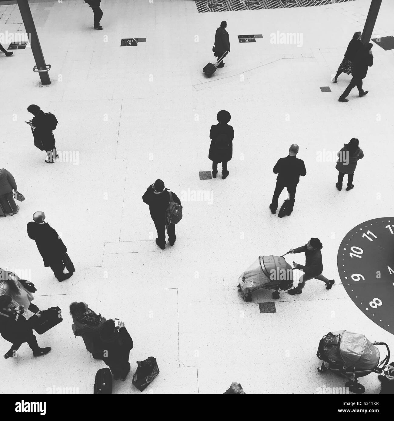 Guardando verso il basso i viaggiatori in attesa di una partenza in treno alla stazione ferroviaria principale della linea Waterloo di Londra Foto Stock