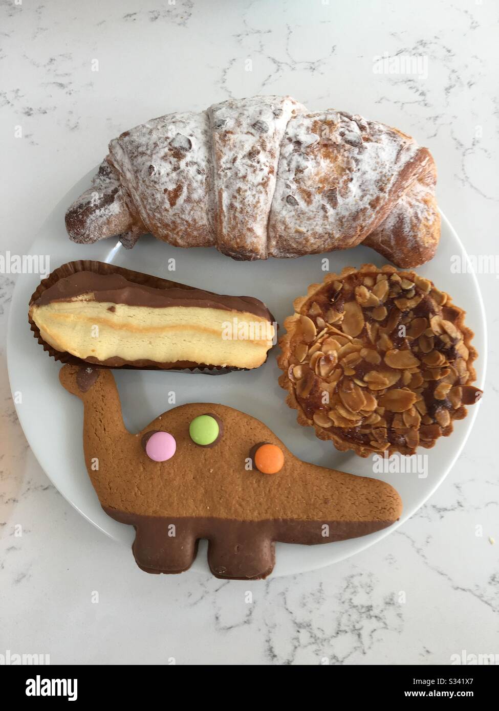 Piatto di gustosi dolcetti per il tempo del tè Foto Stock