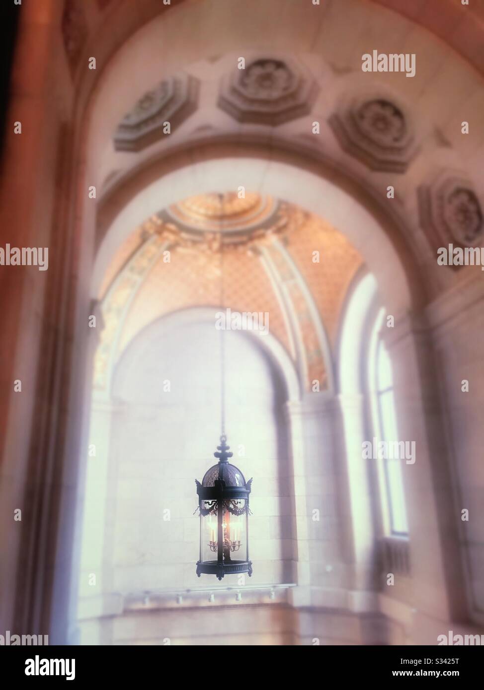 Lampada ornata che pende da una catena decorativa dal soffitto a volta nella filiale principale della Biblioteca pubblica di New York, Fifth Avenue, NYC, USA Foto Stock