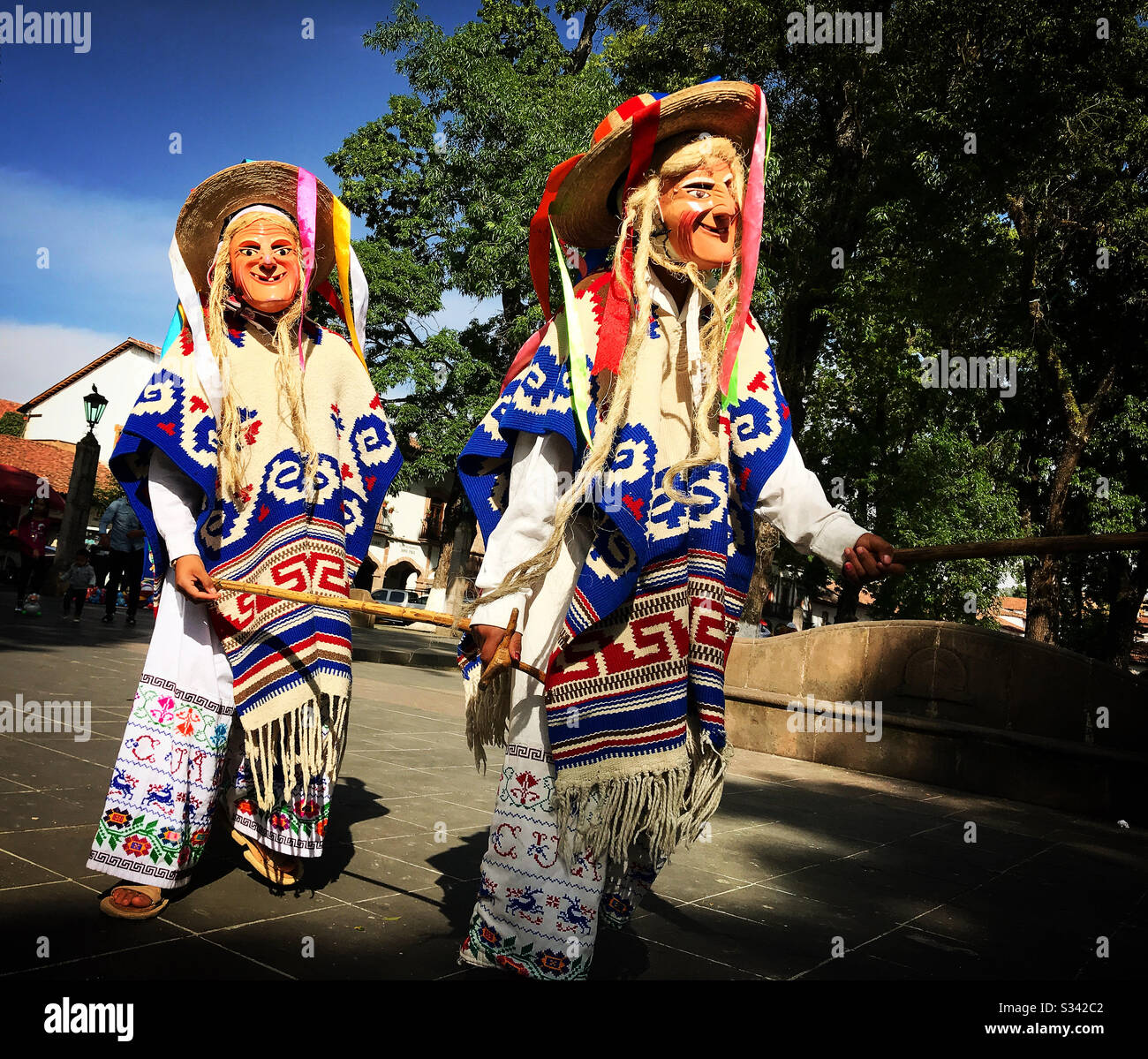 Ballerini che indossano maschere profumano la Danza de los Viejitos o la danza Anziana a Patzcuaro, Michoacan, Messico - Immagine stock catturata con smartphone