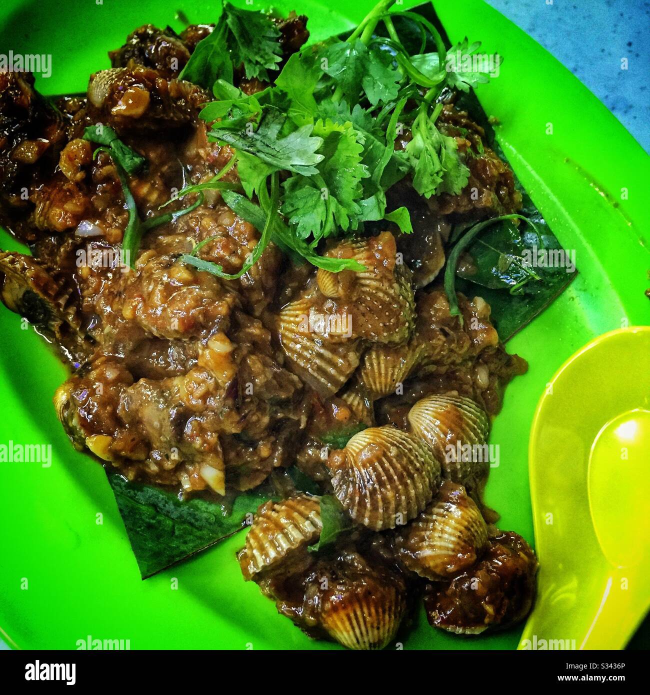 Vongole in sambal in un ristorante di strada a Jalan Alor, un mercato alimentare Hawker a Bukit Bintang, Kuala Lumpur, Malesia - Immagine stock catturata con smartphone