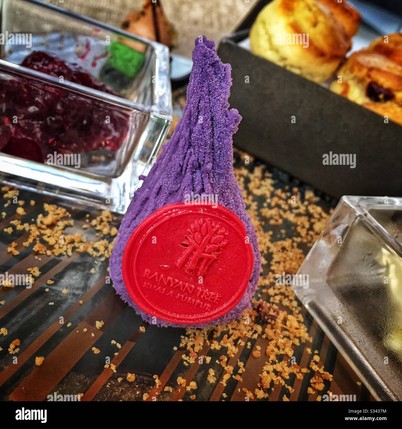 Tè pomeridiano presso Altitude, un bar al 53° piano del Banyan Tree, Kuala Lumpur, Malesia - Immagine stock catturata con smartphone