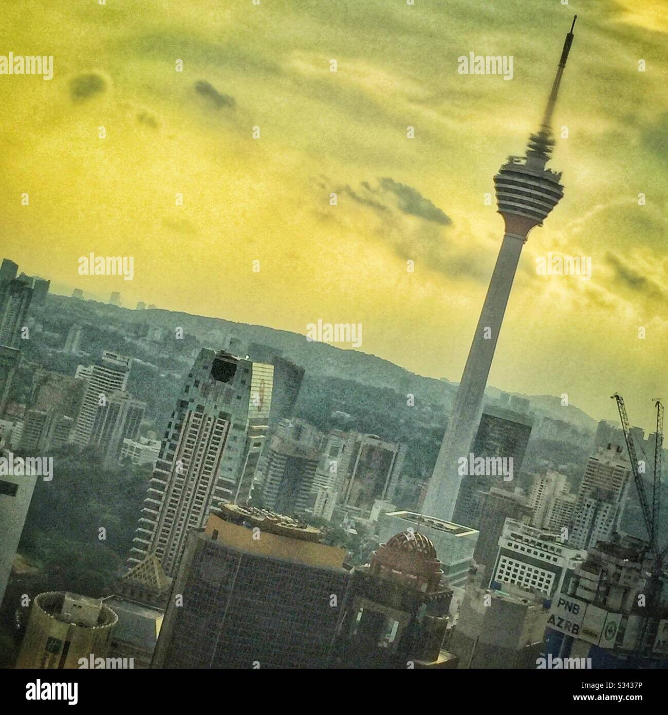 Menara Kuala Lumpur, o KL Tower, visto da Altitude, un bar al livello 53 del Banyan Tree, Malesia - Immagine stock catturata con smartphone